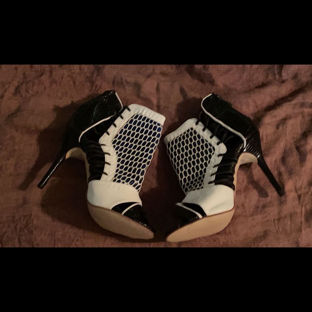 Open in the sides,black heels with white..tiny holes in the front